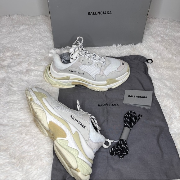 Balenciaga | Triple S Sneaker in White - Size 40 - Picture 4 of 13